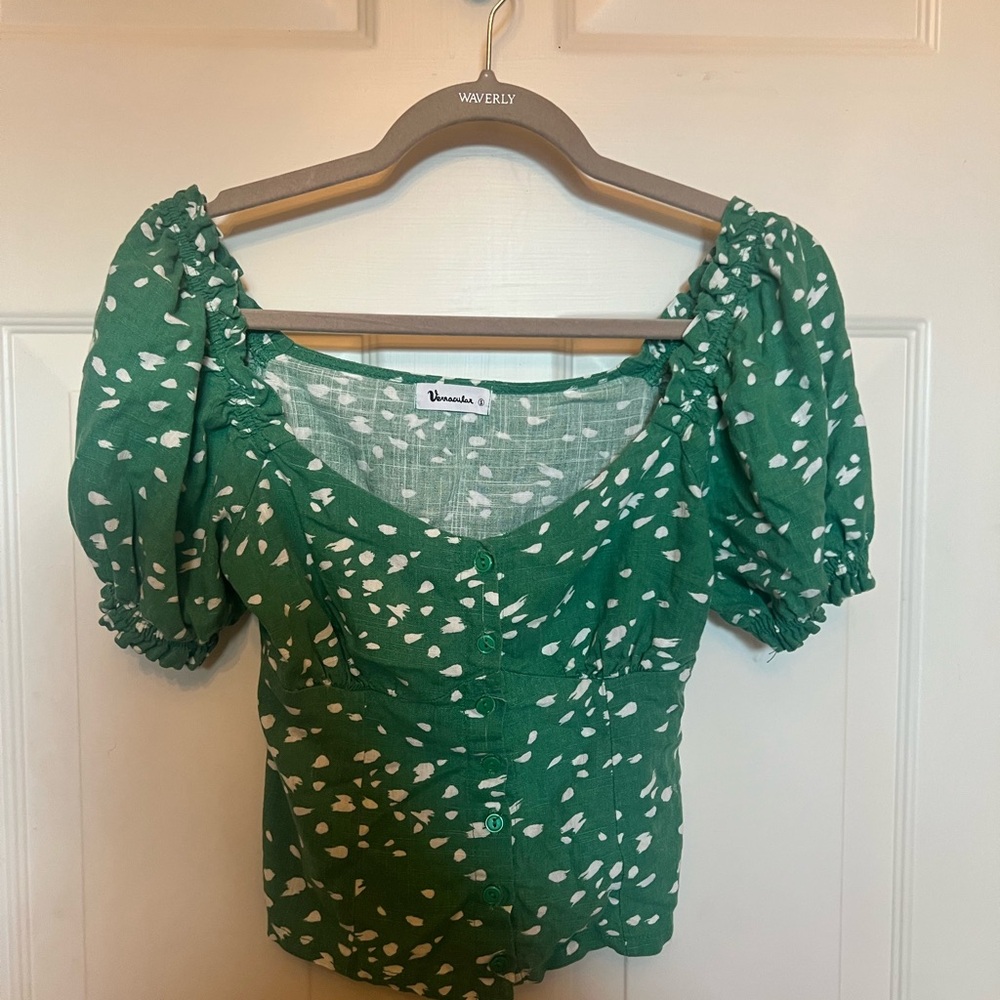 Green puffy sleeve shirt sleeve top with white specs
